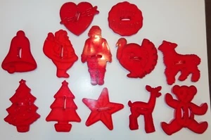 LOTE MIXTO 12 CORTADORES DE GALLETAS DE PLÁSTICO ROJO HRM LOMA OVEJA PAVO ÁRBOL CORDERO OSO - Imagen 1 de 3