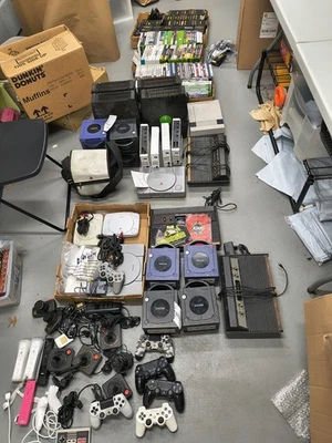 Gran lote de consolas de juegos, juegos y accesorios Foto 1 de 4