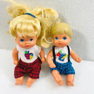 Vintage Mattel 1976 Baby Puppen Twin Set Schule Outfit Spielkameraden Spielzeug Geschenk - Bild 1 von 8
