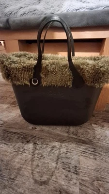 O Bag Tasche schwarz mit kurzen Henkeln Fellrand und Innentasche - Bild 1 von 3