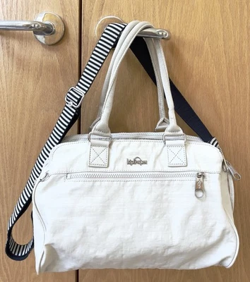 Cartera Kipling Sunbeam color claro con múltiples cremalleras y correa para el hombro a rayas Foto 1 de 4