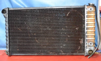 Tanques de radiador GM Harrison 1968-71 código fecha AB - A 3 núcleos con enfriador de transmisión cuerpo A Foto 1 de 4