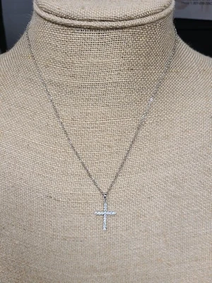 Lujoso colgante de diamantes cultivados en laboratorio de 0,45 quilates en oro blanco de 10 quilates con acero inoxidable Foto 1 de 2