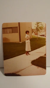 1980S VINTAGE FOUND PHOTOGRAPH ART COLOR ORIGINAL PHOTO BLACK WOMAN APARTMENTS - Picture 1 of 4