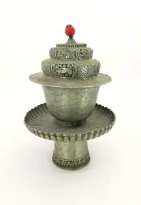 Antiguo soporte para taza de metal chino tibetano en relieve, cubierta y remate de 7" de alto x 4,5" de diámetro - Imagen 1 de 12