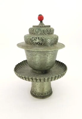 Antiguo soporte para taza de metal chino tibetano en relieve, cubierta y remate de 7" de alto x 4,5" de diámetro Foto 1 de 4