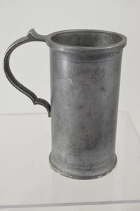 ANTIGUO VASO MEDIDOR - 1/4 LITRO - CON MUCHOS SELLOS DE ROBLE BATIDOS - Imagen 1 de 5