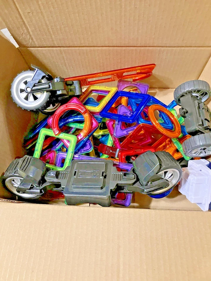 Lote de 95 ct. de bloques de construcción magnéticos Magformers incluyendo ruedas Foto 1 de 4