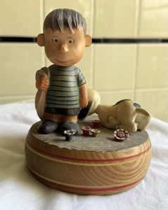 Music box vintage PEANUTS Snoopy Linus 1968 legno intagliato a mano Reuge funzionante - Foto 1 di 14