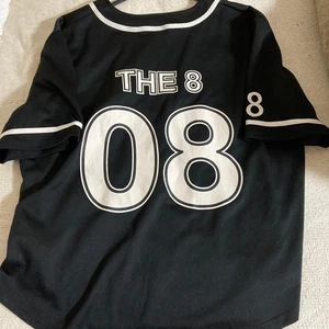 Camisa Uniforme Oficial SEVENTEEN THE8 World Tour AQUÍ en Japón [Como Nueva] - Imagen 1 de 2