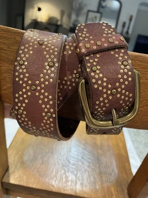 Женский пояс OSSIL из коричневой кожи с фольгой и заклепками антикварный с золотой пряжкой средний размер - Изображение 1 из 4