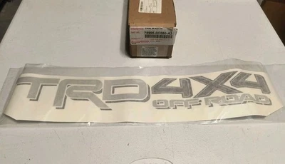 Nueva calcomanía de cama trasera derecha OEM TOYOTA TACOMA 2015-2023 75996-0C080-A3 plateada/gris Foto 1 de 4