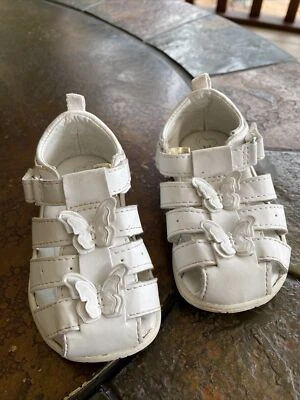 Sandálias sapatos Healthtex meninas borboleta branca tamanho 5 espuma com memória zona travesseiro - Imagem 1 de 4