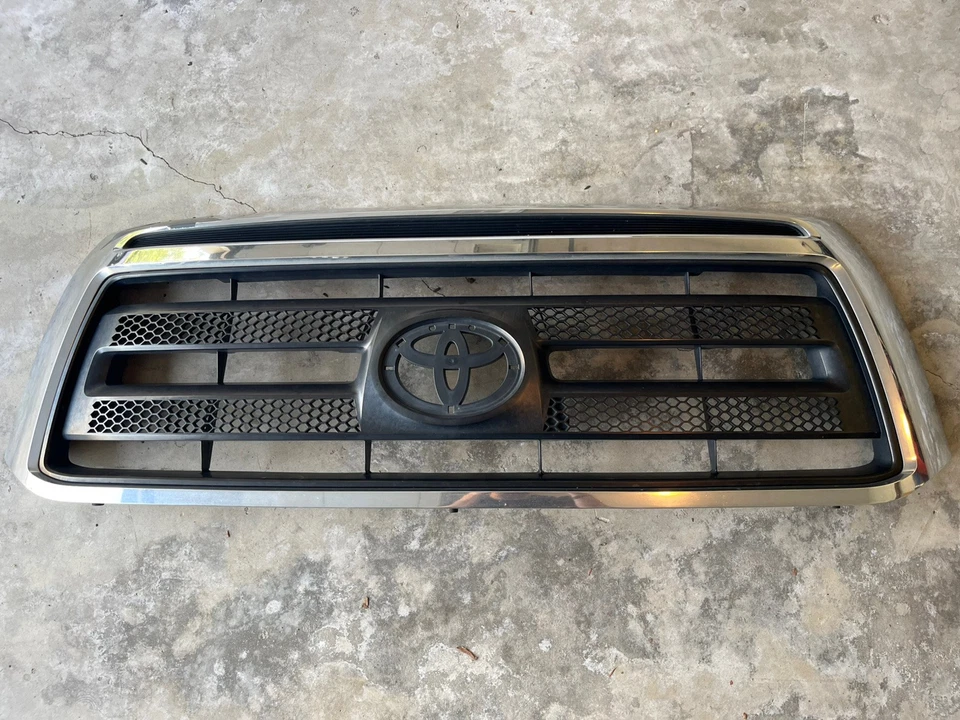 2010 2011 2012 2013 TOYOTA TUNDRA GRILLE OEM USED WITH BLEMISH - Image 1 of 4