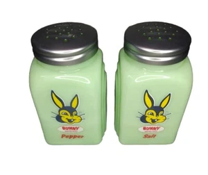 Jadeit Salz- und Pfefferstreuer Mid Century Style Bogen Hase Brot grünes Glas - Bild 1 von 8