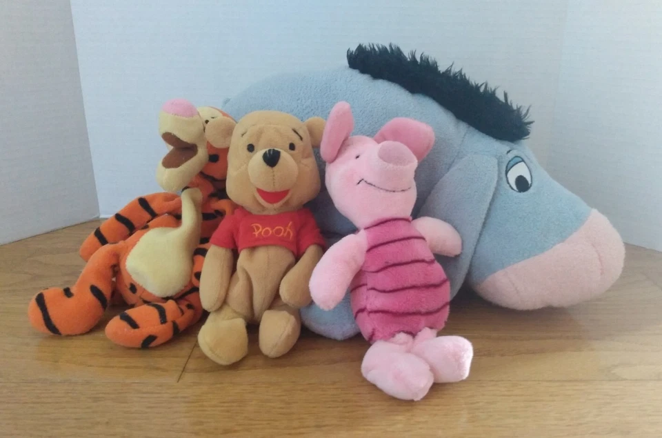 Lote 4 Peluches Eeyore Winnie the Pooh Piglet Tigger Disney Aplausos Foto 1 de 4