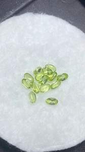 3.70 CTS / 15 PCS OF NATURAL 5 X 3 MM UNTREATED OVAL CUT PERIDOTS, VVS/VS - Bild 1 von 3