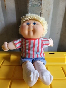 Vintage 1991 Hasbro Kohl Aufnäher Kind blondes Haar blaues Auge Junge Original Kleidung - Bild 1 von 4