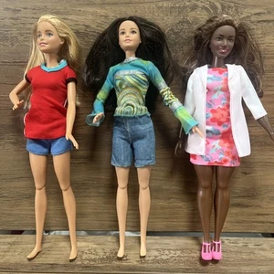 3 Barbie Doll Lot With Barbie Clothing Pup Barbie, Cookie Swirl Tori, Doctor - Imagen 1 de 9