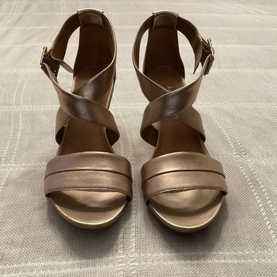 Zapatos de cuña dorados Clark’s para mujer talla 9 1/2 Foto 1 de 4