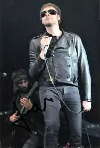 KASABIAN: TOM MEIGHAN SIGNED 6x4 ACTION PHOTO+COA **FIRE** **SHOOT THE RUNNER** - Foto 1 di 1