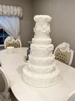 Wedding cake  - Image 1 of 4