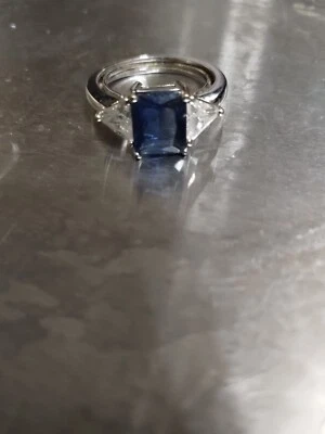 Anillo Avon talla 11 tono plateado con piedra central azul  Foto 1 de 4