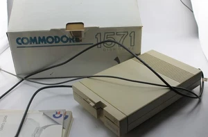 Commodore 1571 Diskettenlaufwerk mit Handbuch und Box mit Diskette - Bild 1 von 6