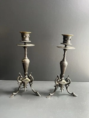 Ancienne paire de bougeoirs chandeliers flambeaux en bronze Argenté - Photo 1/4