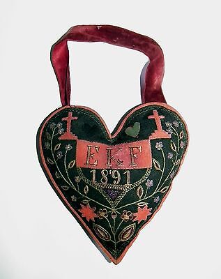 Datiert 1891 – Besticktes Und Benähtes Nadelkissen In Herz-Gestalt • 59.50€