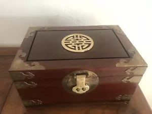Caja de joyería vintage pecho palo de rosa y latón estilo chino terciopelo forrado con bisagras - Imagen 1 de 20
