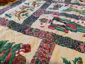 Vintage Full Size Christmas Holiday Bedspread Quilt Lightweight Tan Red Green - Picture 1 of 19