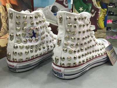 Converse All star Bianche personalizzate borchie Argento effetto sporco teschi - Immagine 1 di 3