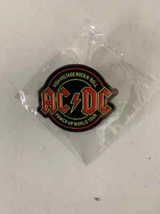 AC/DC POWER UP WORLD TOUR SHAPED METAL BADGE OFFICIALLY LICENSED - Imagen 1 de 6