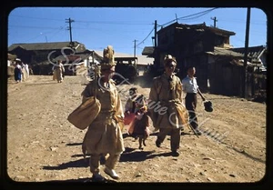 Korea Straßenszene Männer Kinder zeremoniell 35mm Dia 50er Jahre roter Rand Kodachrome - Bild 1 von 3