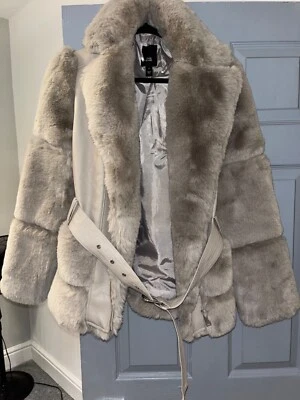 Abrigo de cuero y piel sintética Foto 1 de 4