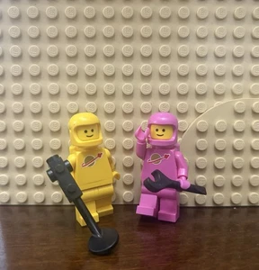 lego classic space-pink spaceman and yellow spaceman astronaut lot of 2 - Picture 1 of 4