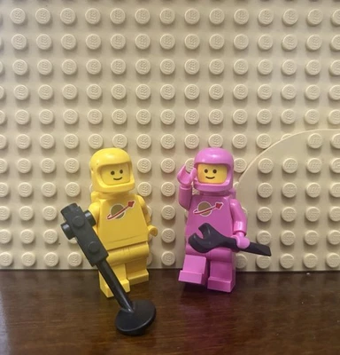 lego classic space-pink spaceman and yellow spaceman astronaut lot of 2 - Image 1 of 4