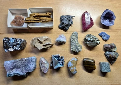 Mineralien Sammlung 19 Stück Guter Zustand Amethyst Pyrit Silizium Edelsteine  - Bild 1 von 4