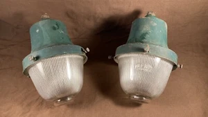Lámpara verde antigua con luz verde industrial prismática holofana 2 - Imagen 1 de 16