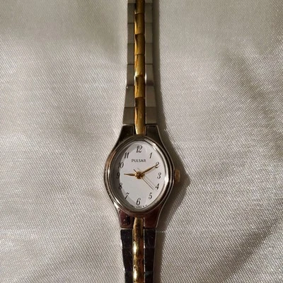 复古 Pulsar 女式金色和银色型号 #PC3011 手镯手表,全新电池  — 第 1/4 张图片
