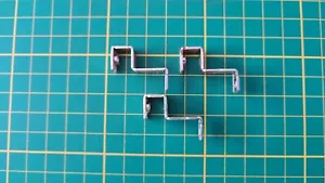 Lot supports métallique pièce console de jeux Nintendo Gamecube DOL-001 D66 - Foto 1 di 1