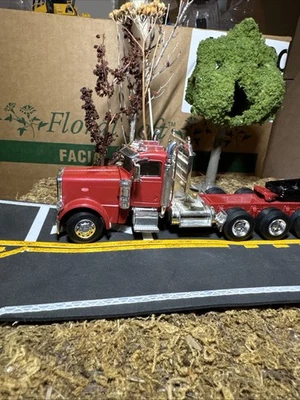 Peterbilt 型号 389 尝试轴日间驾驶室拖拉机带 Trail King Lowboy 1-50 比例。 — 第 1/4 张图片