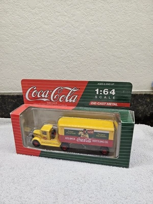 Camión de reparto modelo Coca Cola 1993, Mack BM 1:64, amarillo, marca Hartoy Foto 1 de 4