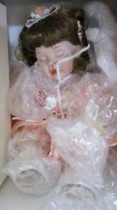 Muñeca de porcelana MARIE OSMOND TINY TOTS ~ ASHLEY~ CERTIFICADO DE AUTENTICIDAD Y COLLAR~Nueva - Imagen 1 de 3