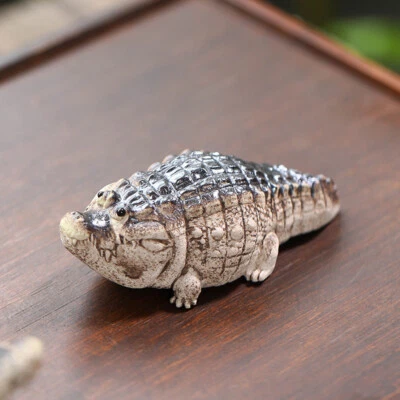 Estatua de cocodrilo tamaño pequeño adorno hecho a mano Yixing Zisha arcilla púrpura té mascota Foto 1 de 4