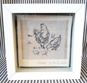 POLLOS ARTÍSTICOS EMILY BOND ENMARCADOS con POLLITOS SOBRE LINO AZUL GRIS con CAJA SOMBRA BLANCA UK - Imagen 1 de 6