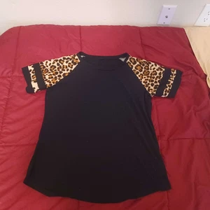 Schwarzes Damenshirt mit Tigermusterärmeln, Größe M - Bild 1 von 2