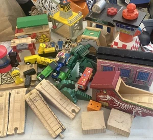 Large Wooden Train Vintage Lot Thomas buildings and accesories - Picture 1 of 13