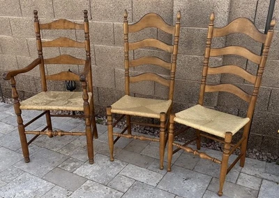 3 антикварных американских колониальных стула Ladderback Rush начала 1900-х из мускатного ореха и клена - Изображение 1 из 4